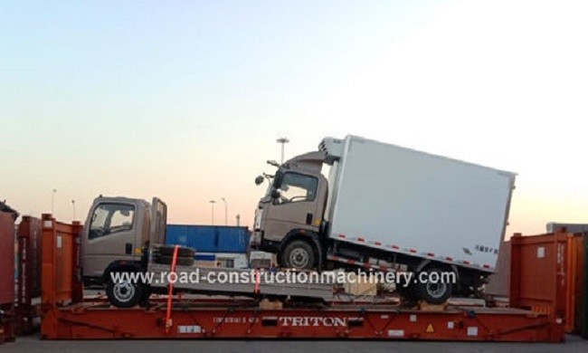 Laatste bedrijfscasus over 1 eenheid HOWO 4x2 de Vrachtwagen van de 6 tonijskast &amp; 1 Ladingsvrachtwagen aan Micronesië